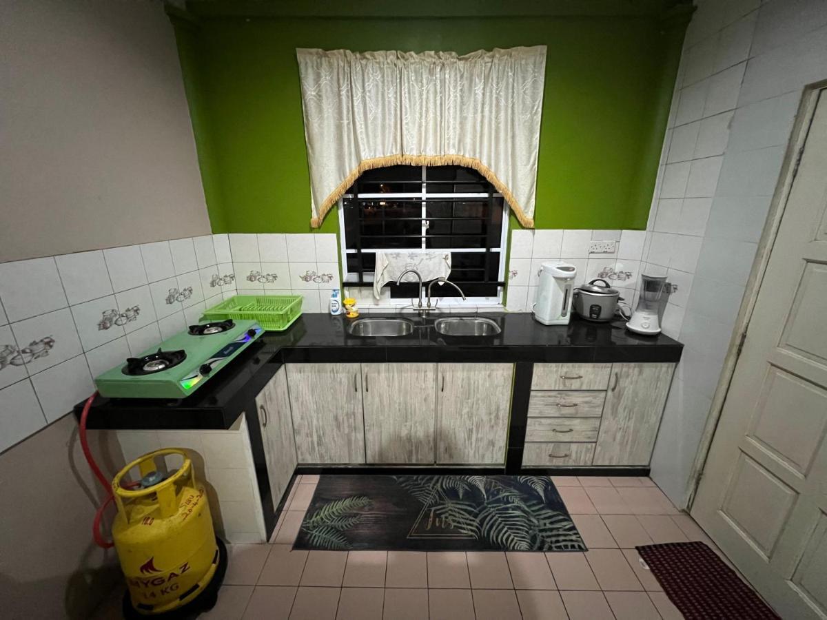 Hanif Homestay Kuching Exterior photo