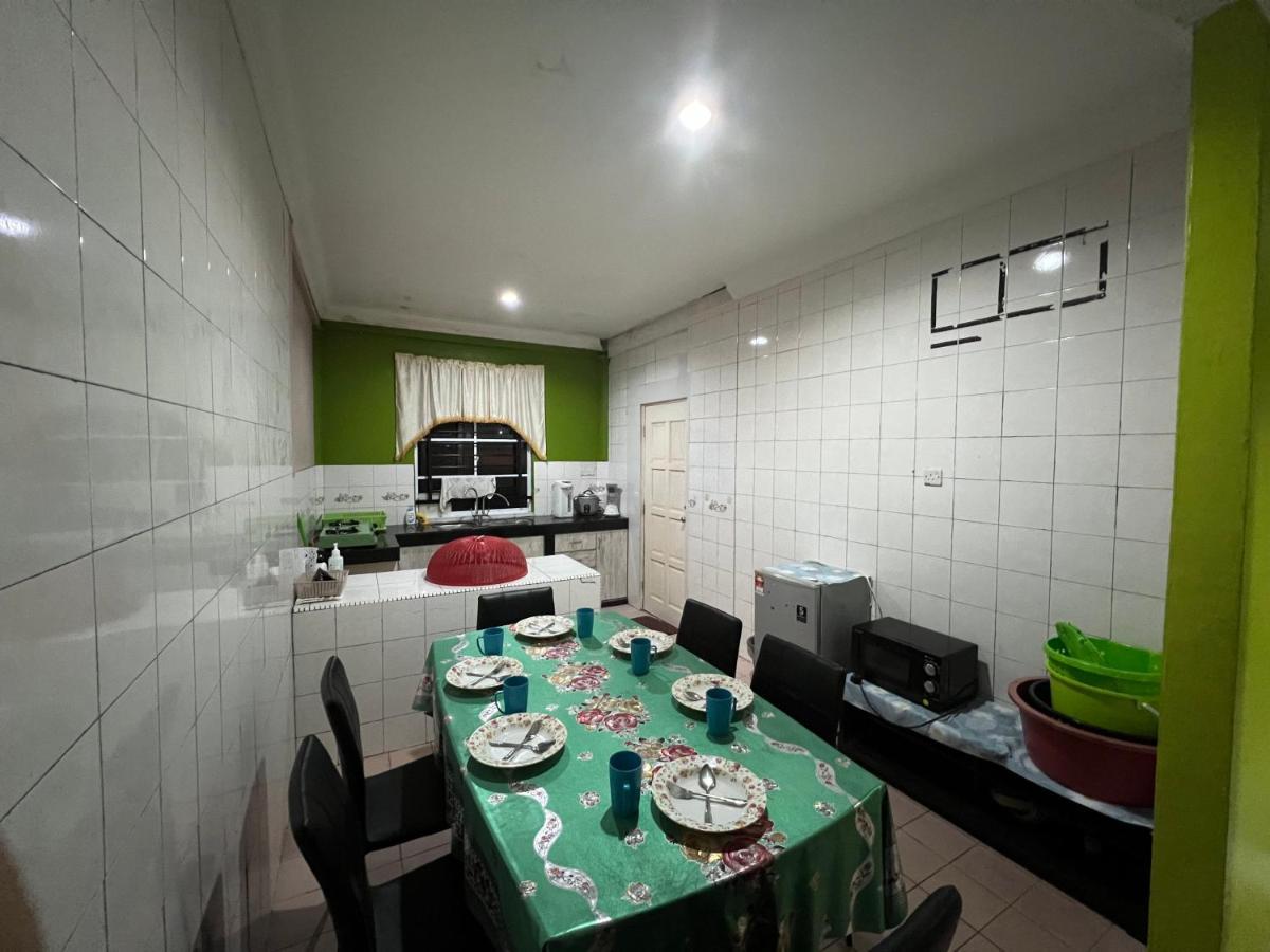 Hanif Homestay Kuching Exterior photo
