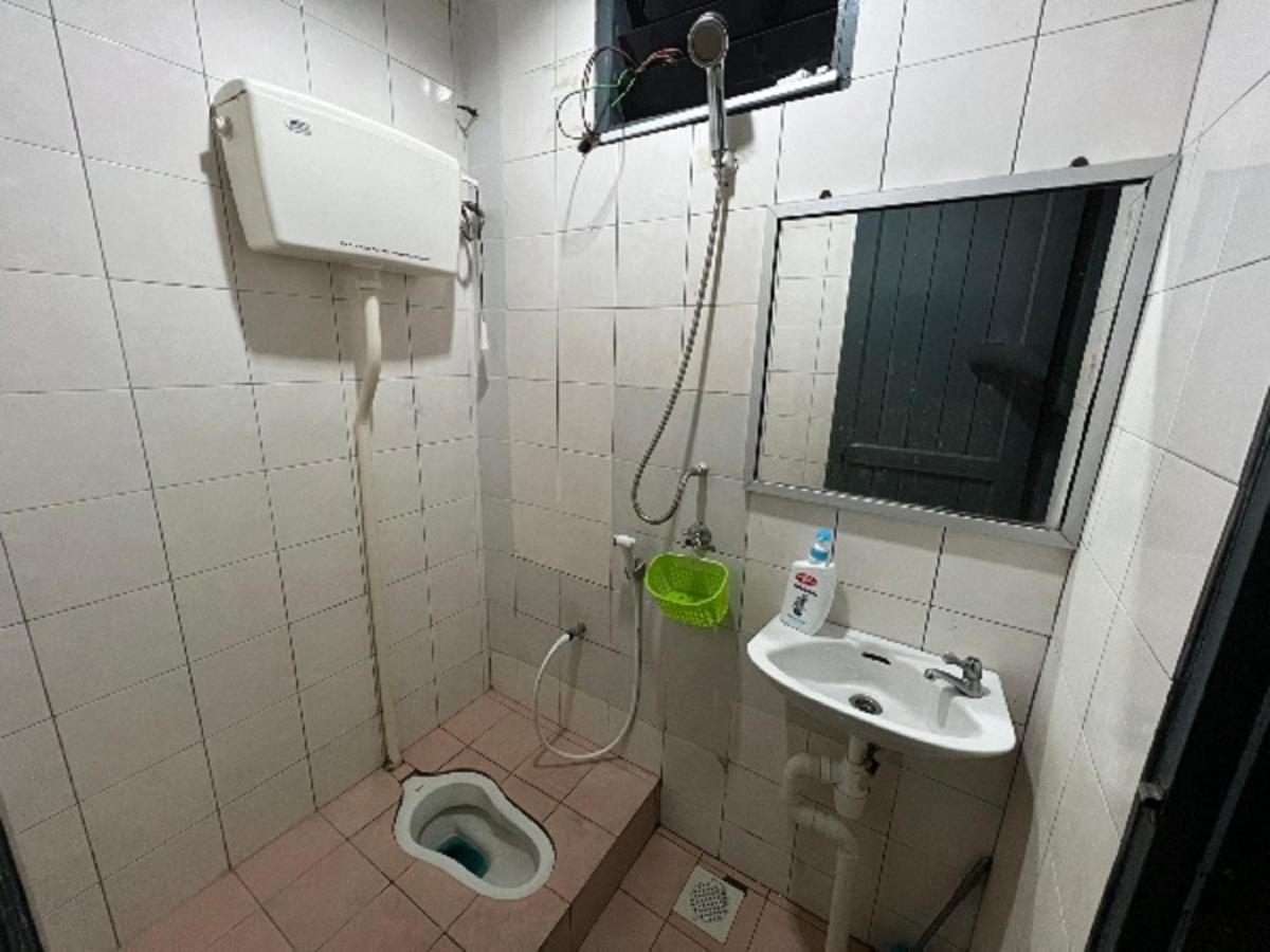 Hanif Homestay Kuching Exterior photo